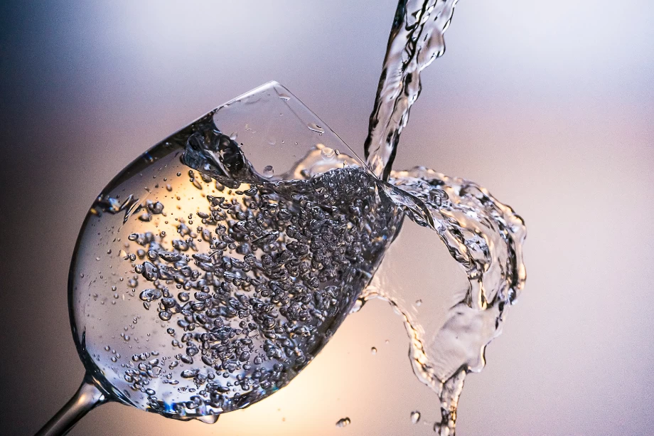 Przefiltrowana woda w kieliszku