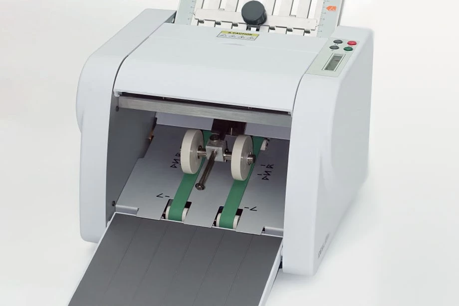 Falcerka biurowa IDEAL 8306 - wysuwanie papieru