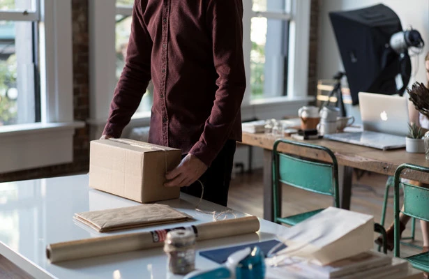 OPUS aeroPOUCH - człowiek z paczką