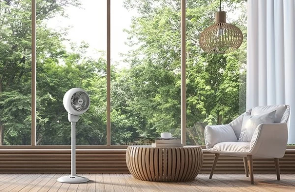  Wentylator i cyrkulator biurkowo-podłogowy IDEAL FAN 1 w salonie