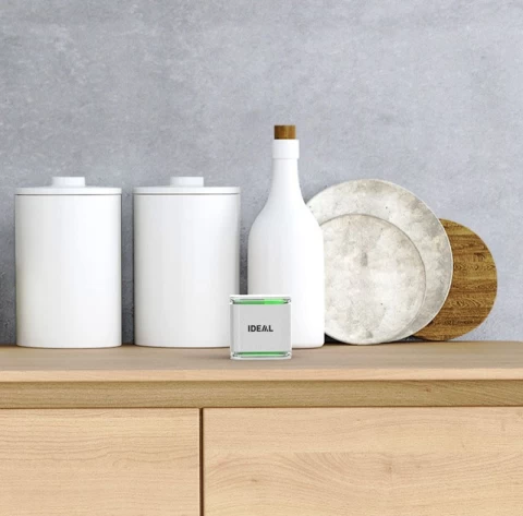 Czujnik jakości powietrza IDEAL AS10 na komodzie