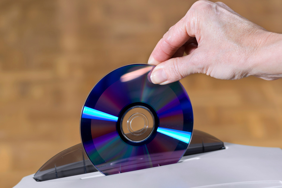 Niszczenie płyt CD w niszczarce
