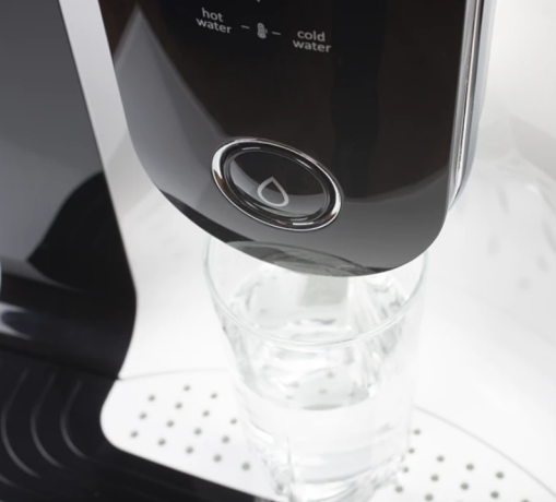 Nalewanie wody z dystrybutora wody z filtrem Coway Thermal Spring