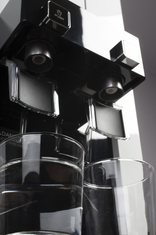 Nalewanie wody z filtra wolnostojącego Coway Tower Spring