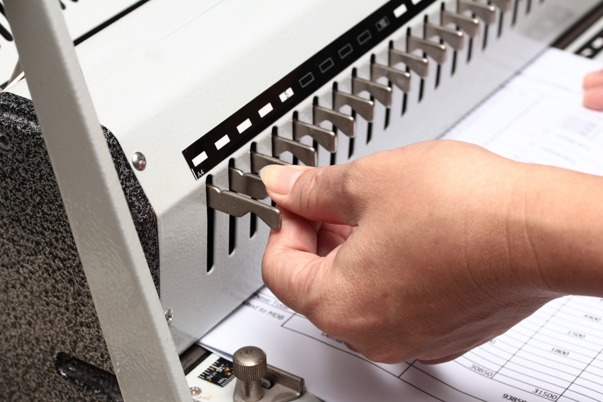 Bindowanie przy pomocy bindownicy elektrycznej