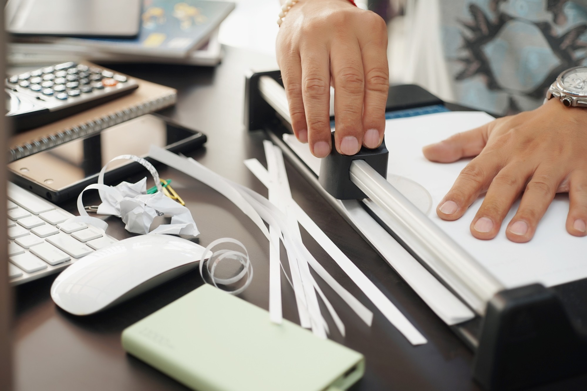 Cięcie arkusza papieru gilotyną w biurze