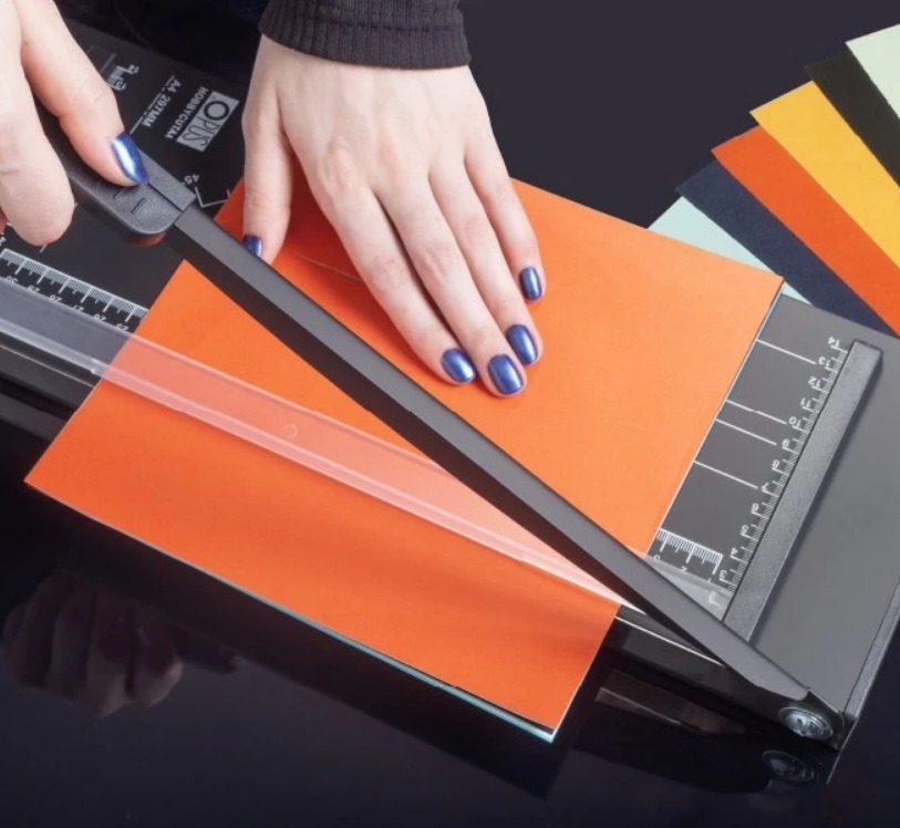 Cięcie papieru za pomocą obcinarki nożycowej OPUS hobbyCUT A4