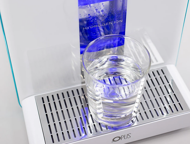 Nalewanie wody z pomocą dystrybutora Miraqua Delta