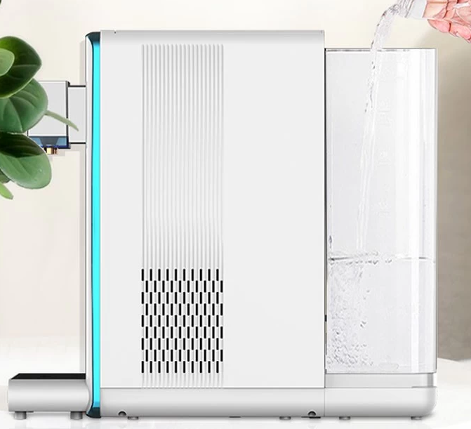 Nalewanie wody do dystrybutora Miraqua Yota