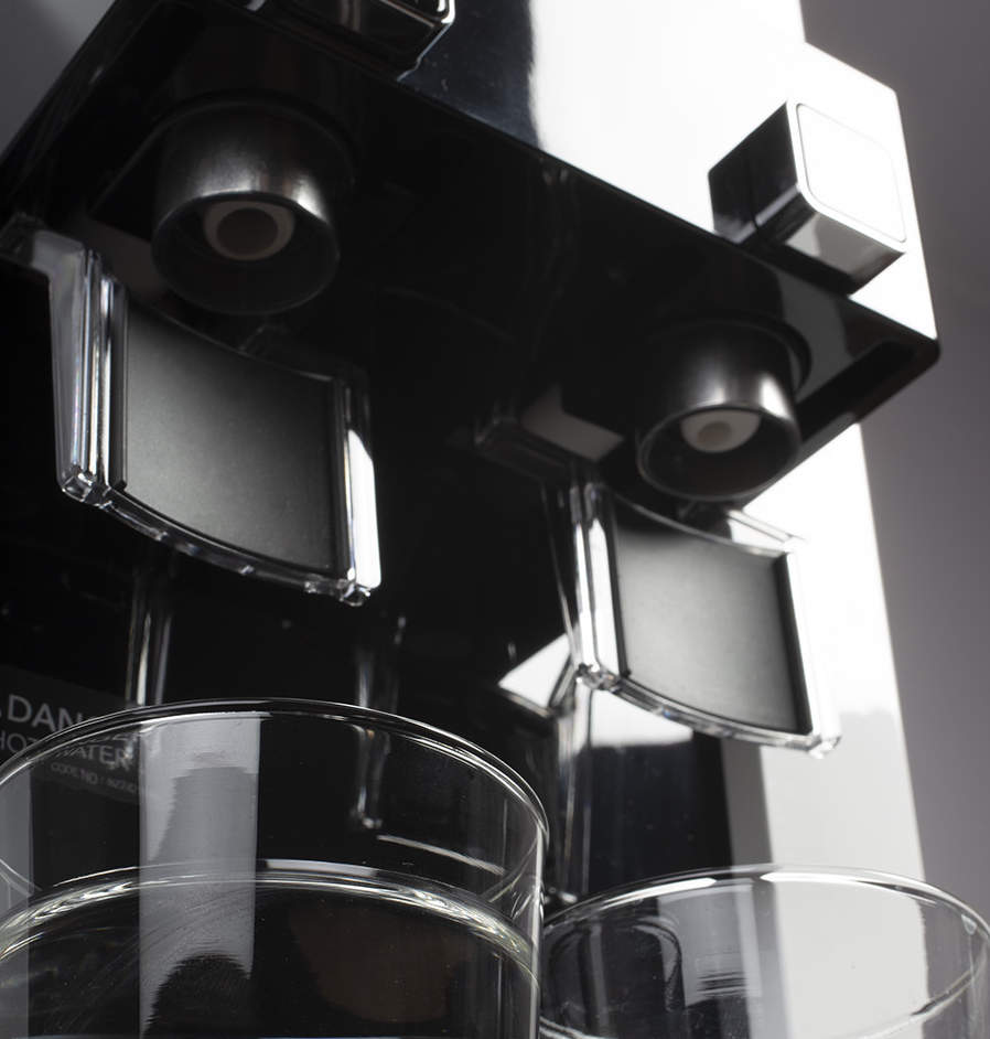 Nalewanie wody z dystrybutora wolnostojącego Coway Tower Spring