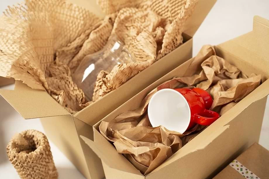 Paczka z produktami zabezpieczonymi wypełniaczami papierowymi