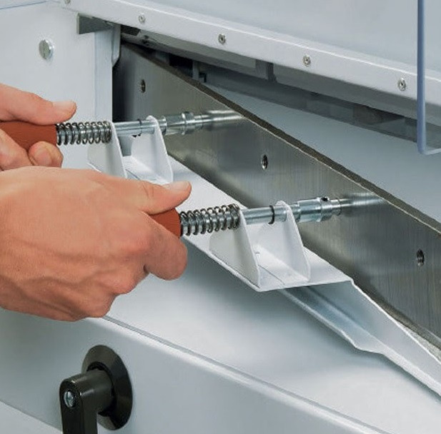 Gilotyna ręczna do formatu A3 IDEAL 4705 - system bezpiecznej wymiany noży