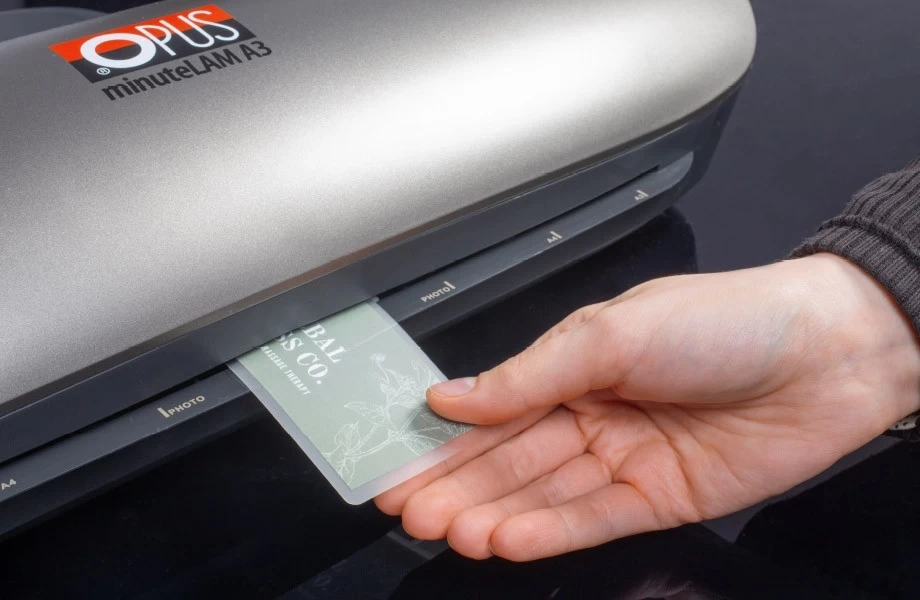 Laminowanie wizytówki firmowej