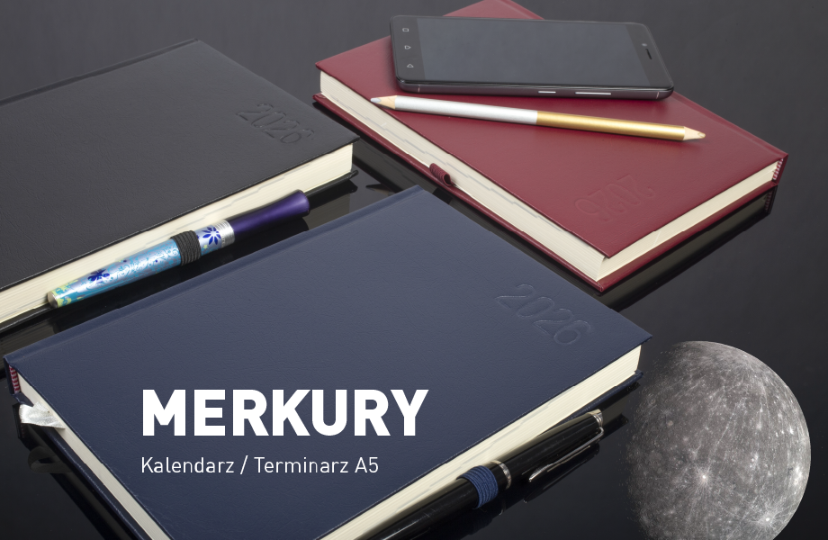 Kalendarz biurowy twardy O.DIARY Merkury w trzech wersjach kolorystycznych na biurku - aranżacja