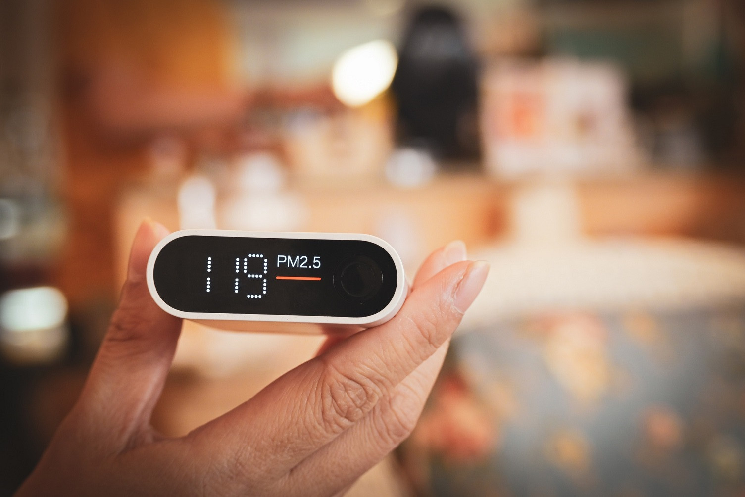 Miernik jakości powietrza wskazujący podwyższony poziom stężenia pyłu PM2.5
