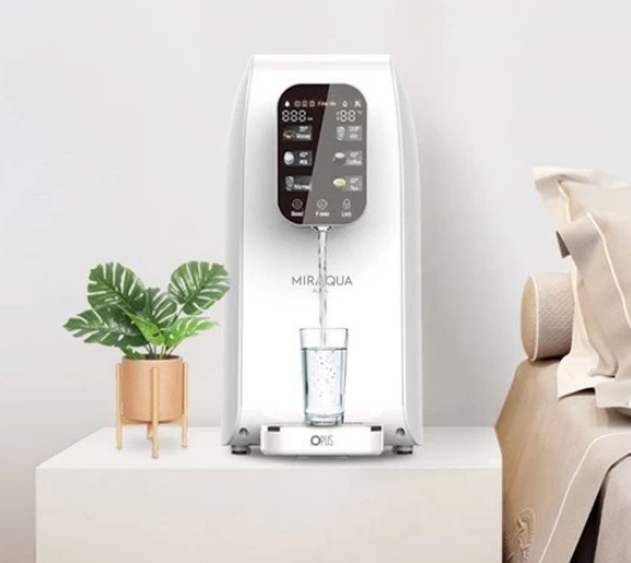 Dystrybutor wolnostojący OPUS Miraqua Alfa na stoliku - aranżacja