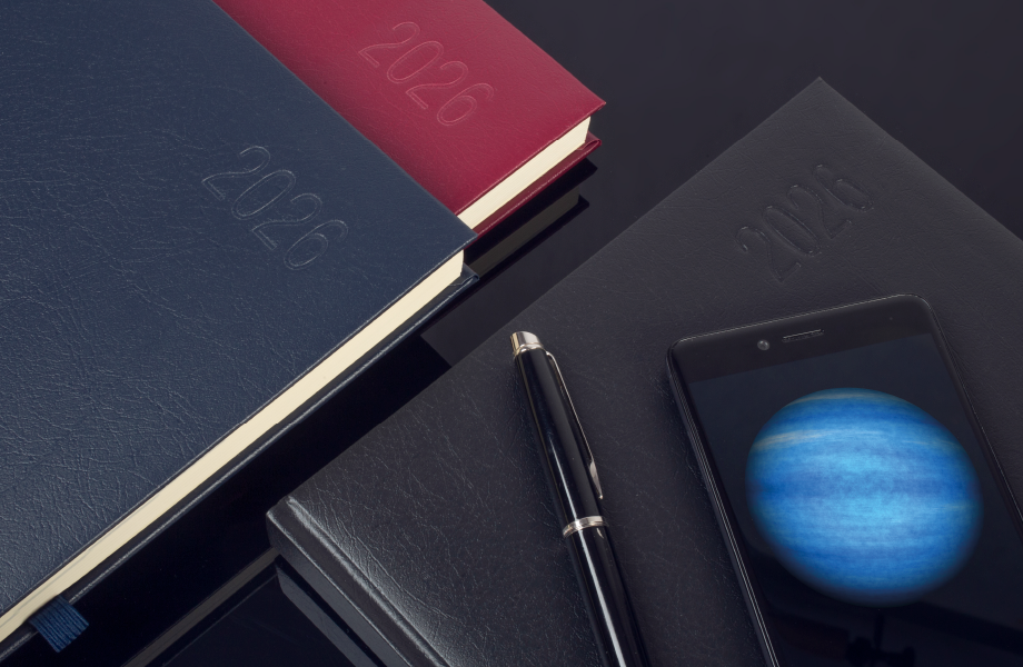 Kalendarze biurowe twarde OPUS O.DIARY Neptun wraz z długopisem, ołówkiem i smartfonem - aranżacja