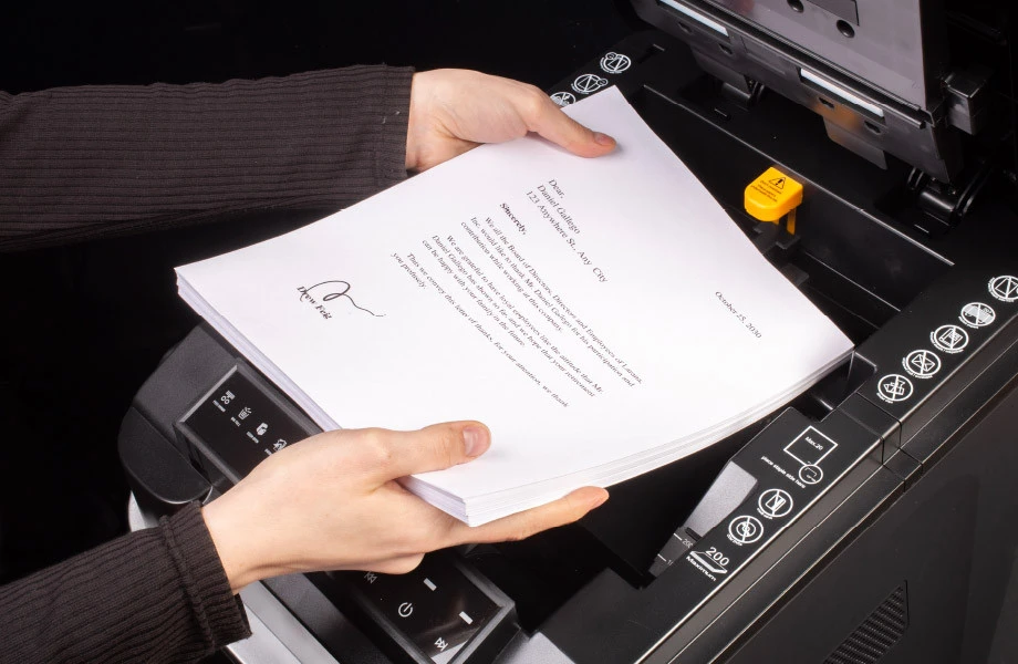 Niszczenie ryzy papieru w niszczarce OPUS