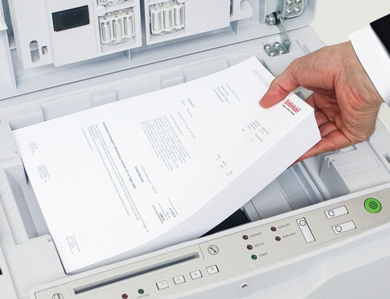 Niszczenie pliku dokumentów w niszczarce Shredcat 8285 CC