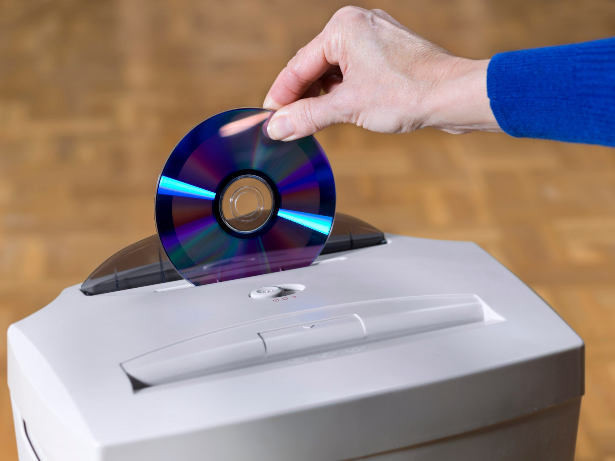 Niszczenie płyty CD za pomocą niszczarki