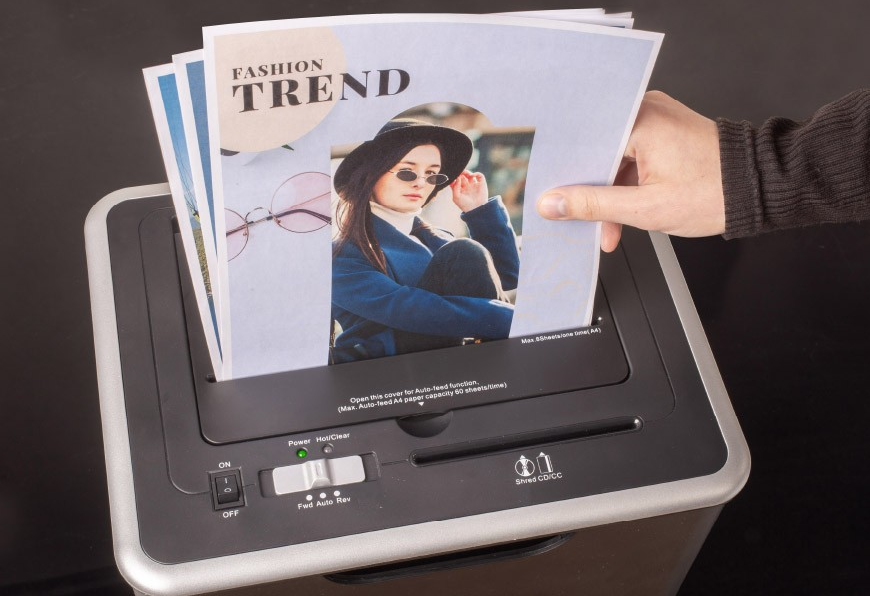 Niszczenie dokumentów w niszczarce OPUS CS 2208 AF