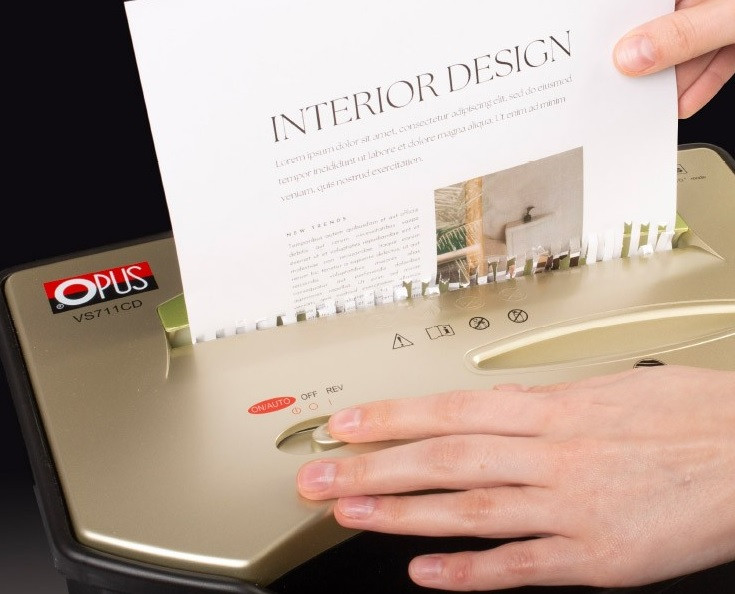 Niszczenie dokumentu za pomocą niszczarki osobistej OPUS VS 711 CD