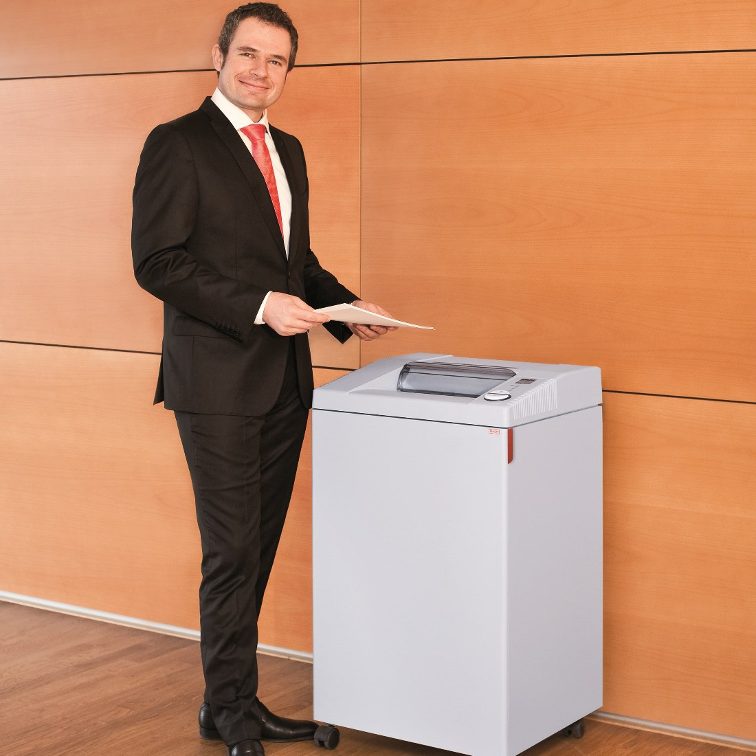 Niszczarka profesjonalna IDEAL 3104 w biurze - aranżacja