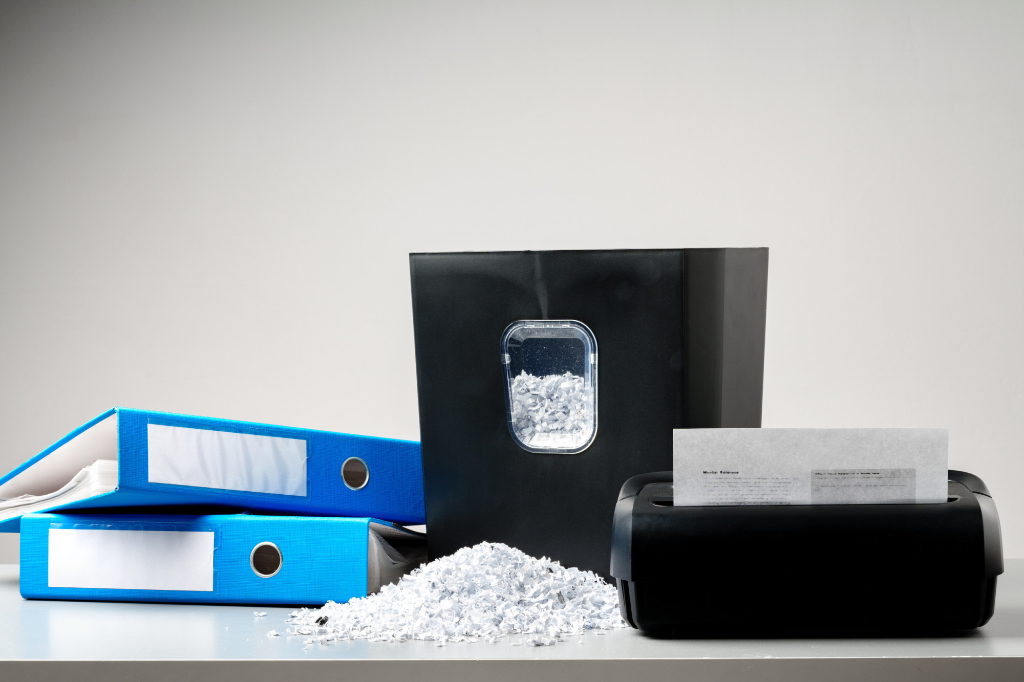 Niszczarka w przestrzeni biurowej na stole