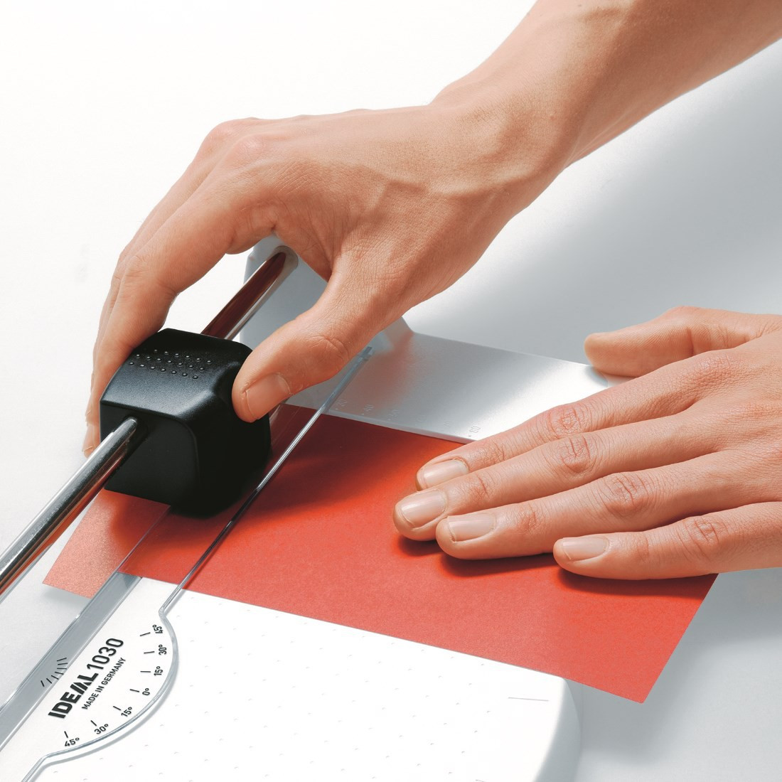 Cięcie kartki za pomocą obcinarki do papieru IDEAL 1031