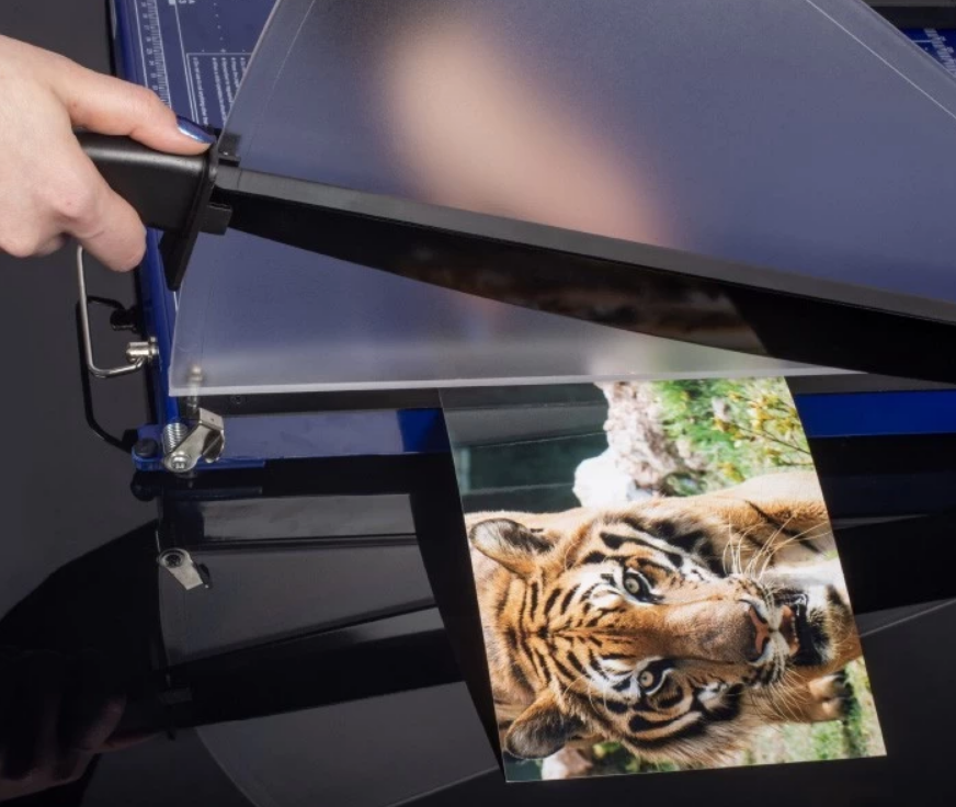 Docinanie zdjęcia obcinarką do papieru OPUS euroCUT A3