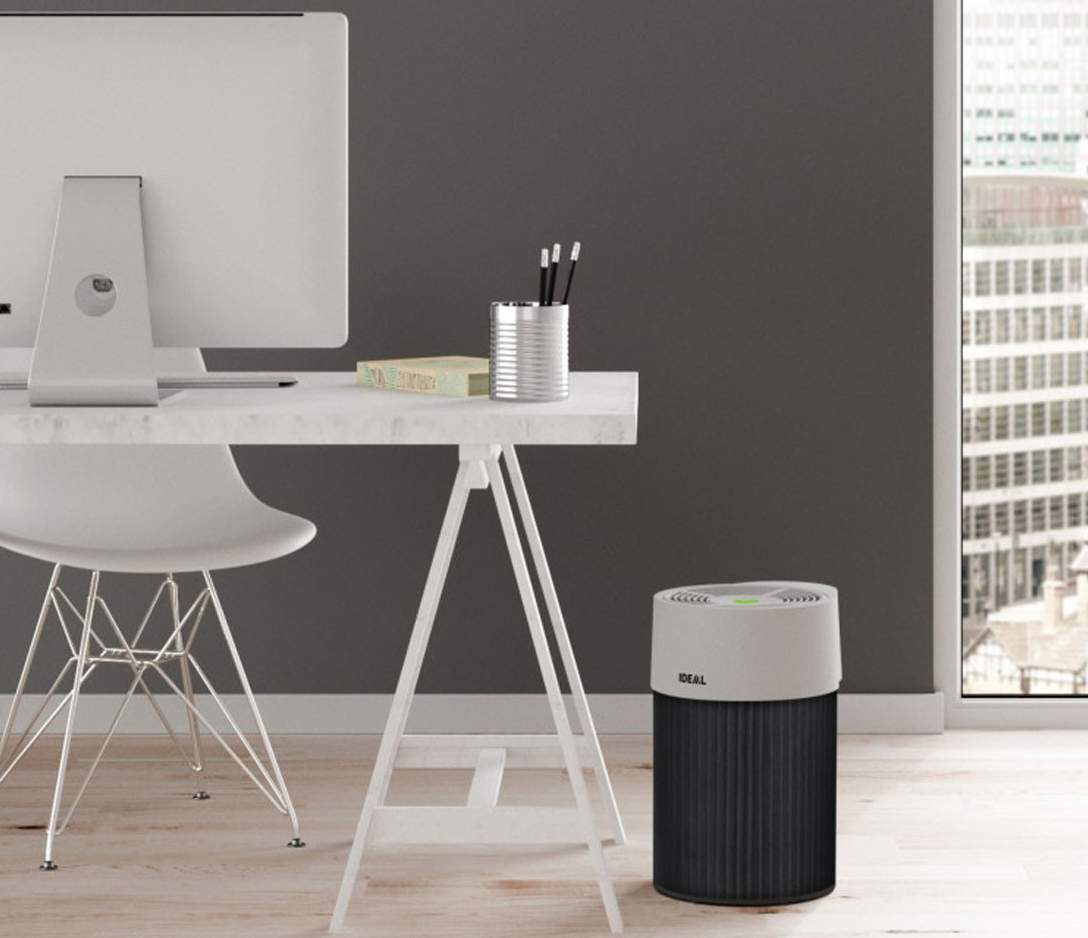 Oczyszczacz powietrza IDEAL AP 30 Pro w biurze obok biurka - aranżacja