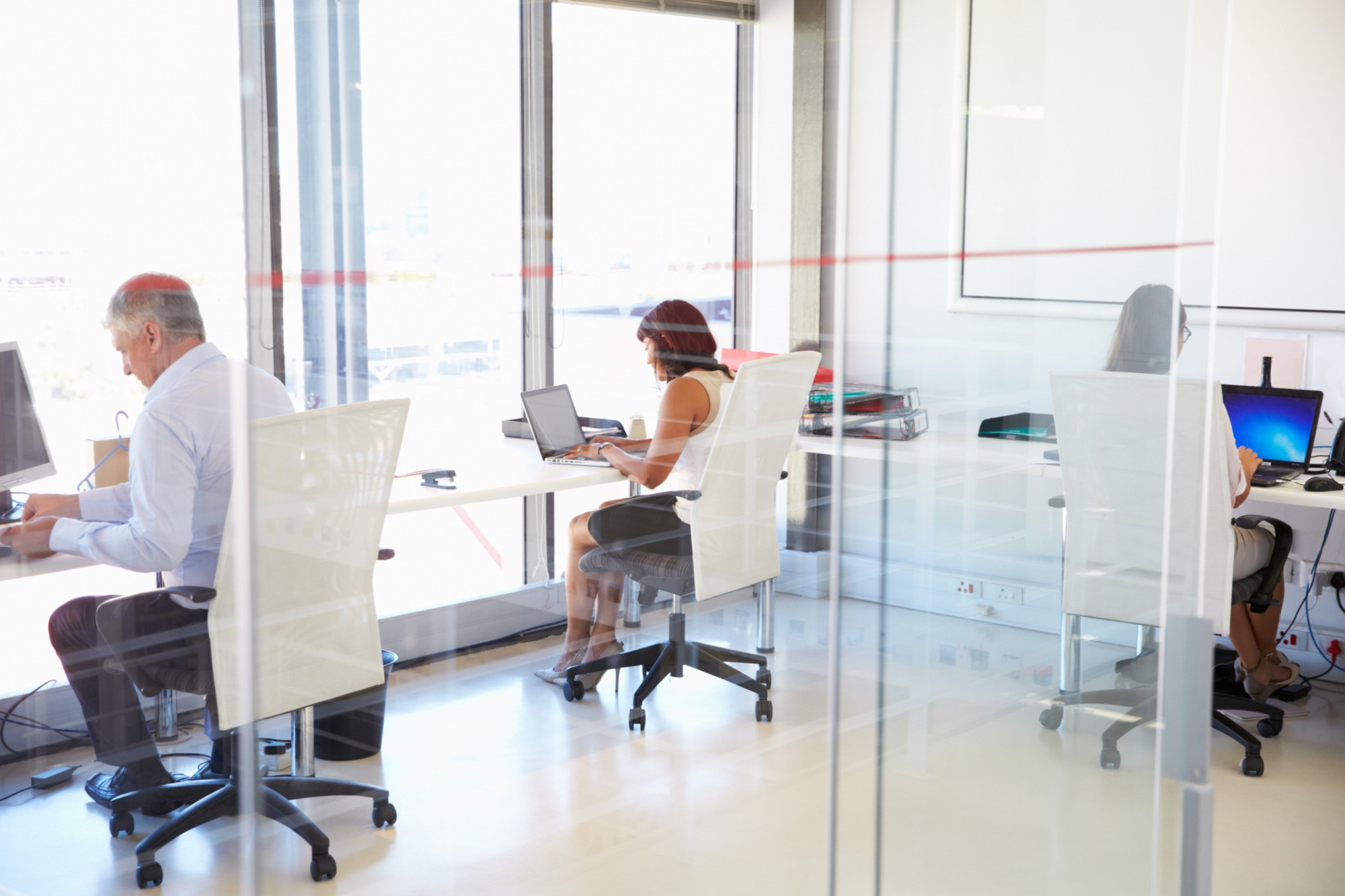 Pracownicy biurowi podczas pracy