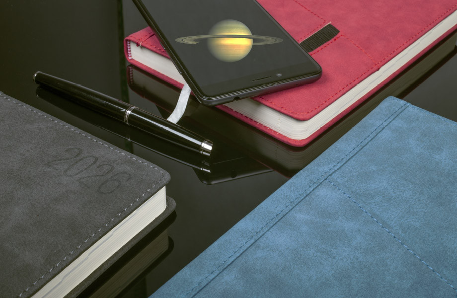 Kalendarz biurowy OPUS O.DIARY Saturn w trzech wersjach kolorystycznych, na biurko wraz z długopisem i smartfonem