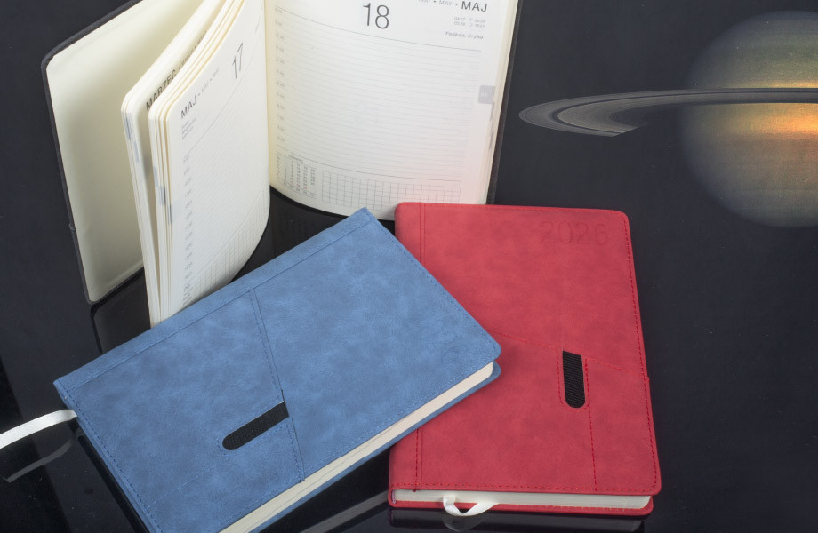 Kalendarze biurowe OPUS O.DIARY Saturn obok planety - wizualizacja