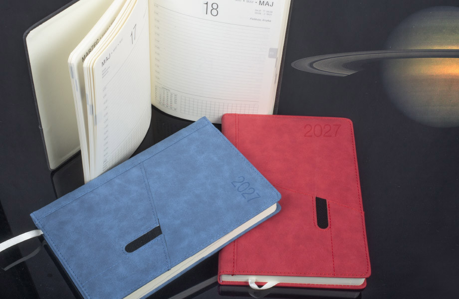 Kalendarze biurowe OPUS O.DIARY Saturn obok planety - wizualizacja
