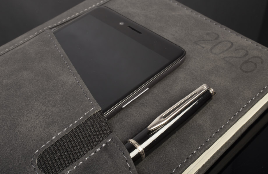 Kalendarz biurowy OPUS O.DIARY Saturn - kieszeń na smartfon i długopis