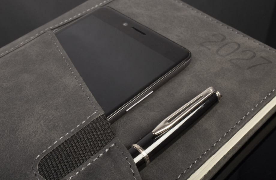 Kalendarz biurowy OPUS O.DIARY Saturn - kieszeń na smartfon i długopis