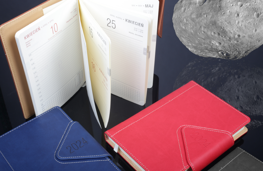 Kalendarz OPUS O.DIARY Westa na biurku - aranżacja