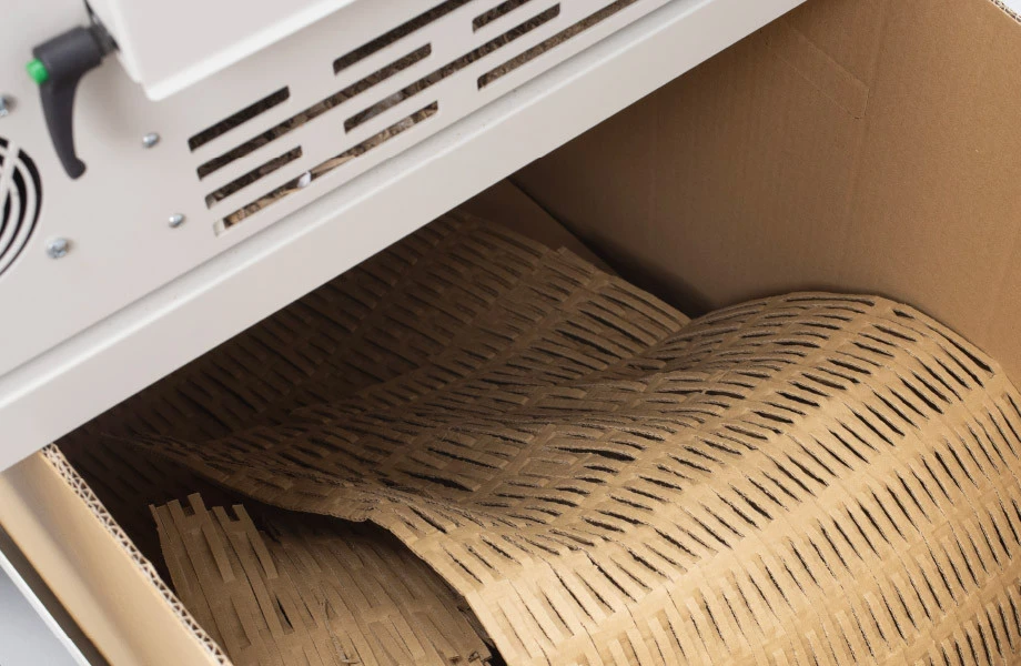 Nacinarka do kartonów w trakcie pracy