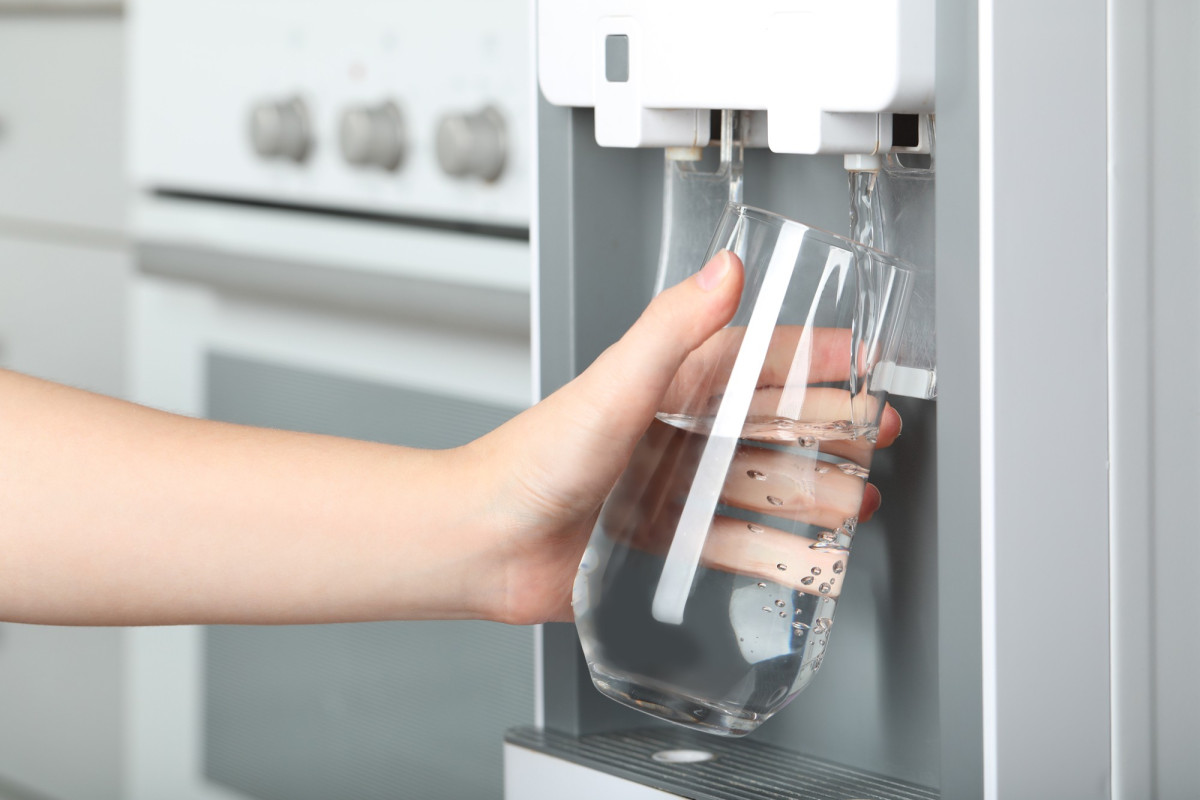 Free-standing water dispenser
