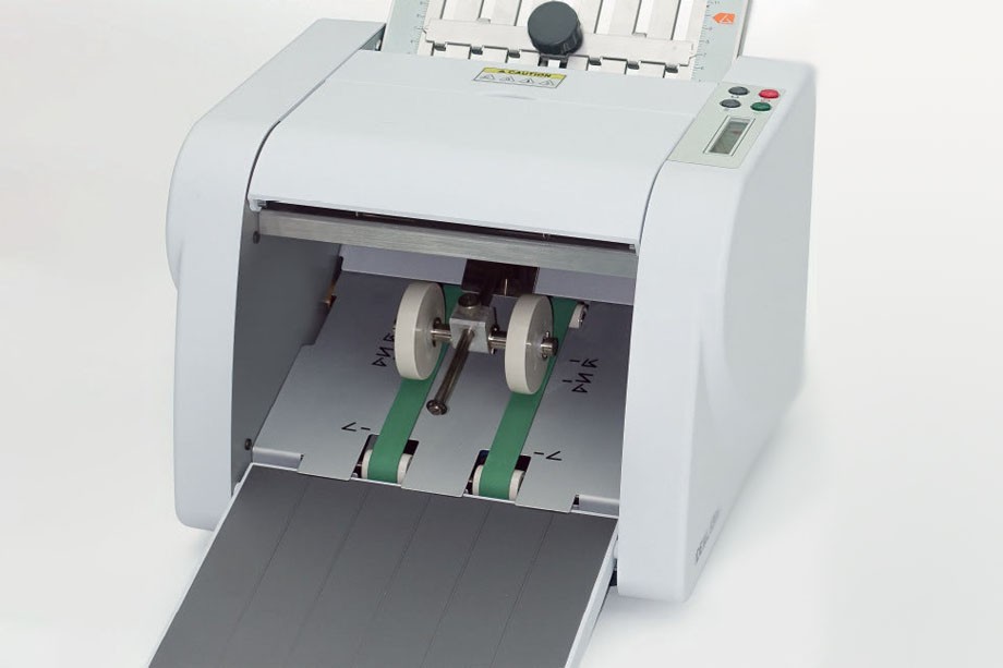 Falcerka biurowa IDEAL 8306 - wysuwanie papieru