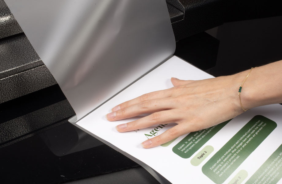 Wkladanie kartki do folii laminacyjnej