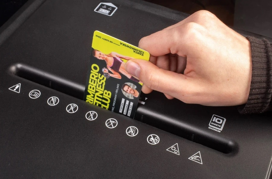 Niszczenie kart w niszczarce