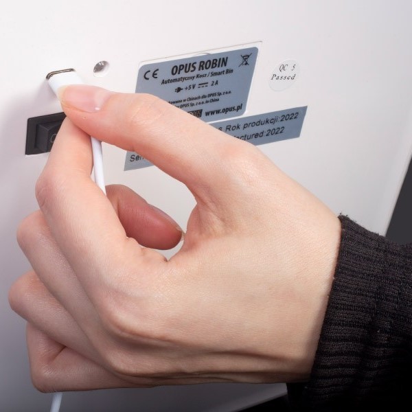 Podłączenie kabla USB-C do kosza na śmieci OPUS Robin Smart