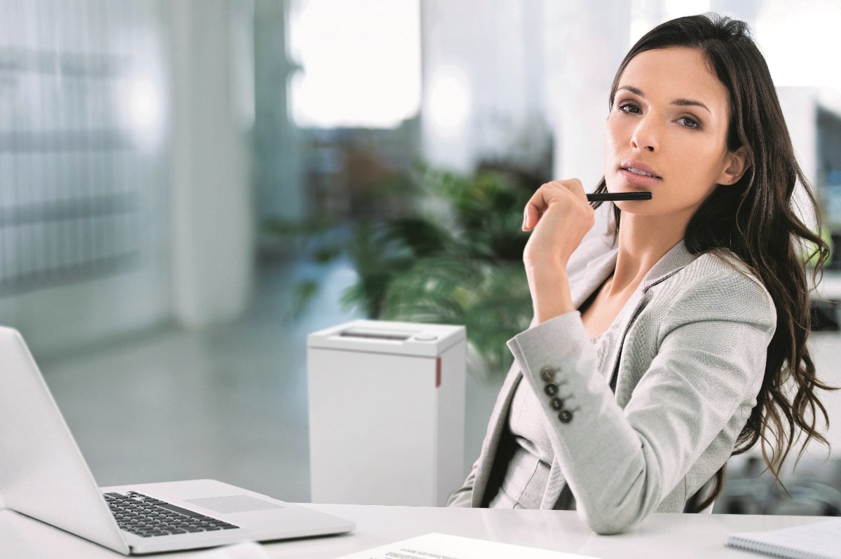 Pracownica biurowa przy laptopie