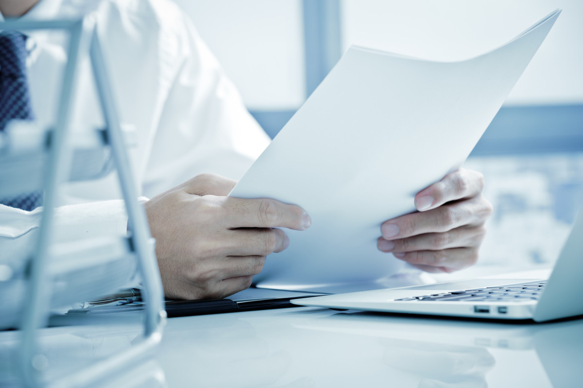 Trzymanie dokumentów w ręce