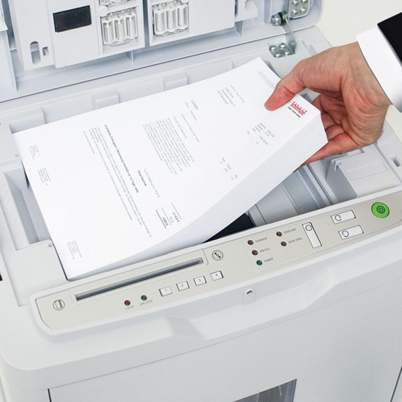 Wkładanie papieru do niszczarki Shredcat