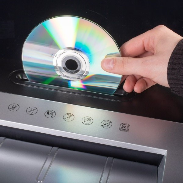 Wkładanie płyty do niszczarki OPUS