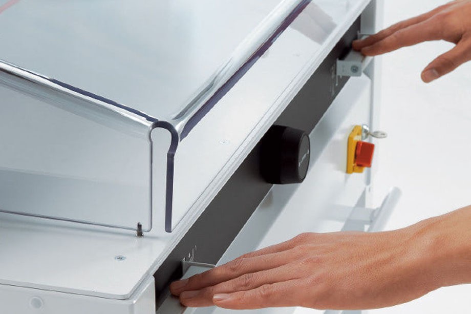 Gilotyna elektryczna IDEAL 5255 - przyciski EASY-CUT gwarantujące bezpieczną obsługę oburęczną