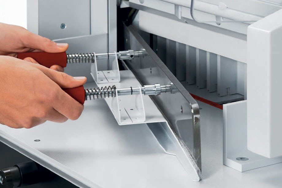 Gilotyna elektryczno-hydrauliczna IDEAL 5560 - system bezpiecznej wymiany noży
